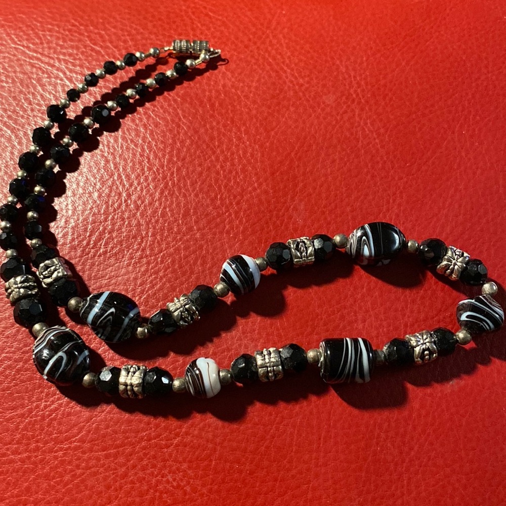 Uniquely patterned beaded necklace